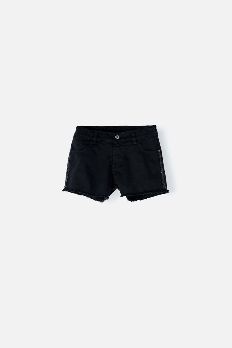 Niña con short online corto